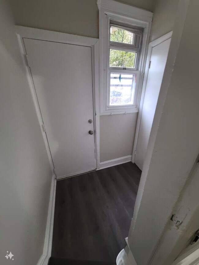Building Photo - Large Upgraded Home! - Half off first months rent