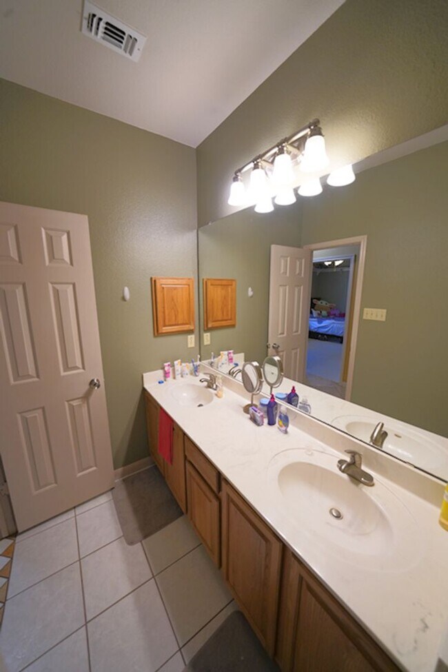 Building Photo - Gorgeous Home in the Coveted Greenshire Subdivision - Realtor Commission: $400