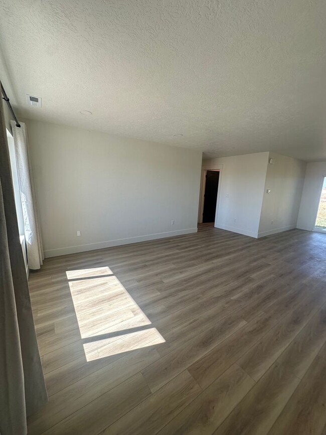 Building Photo - 2 bed, 1 Bath, 1 Car Garage, - Modern Insi...
