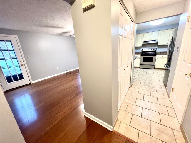 Building Photo - Sewickley Heights - Gorgeous Townhouse - 3...