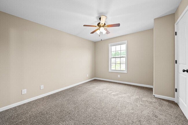 Building Photo - 148 Center Pointe Dr