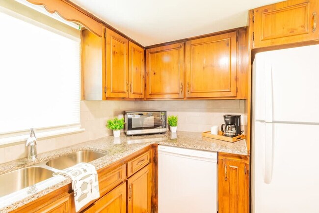 Building Photo - 3912 Crestview Dr