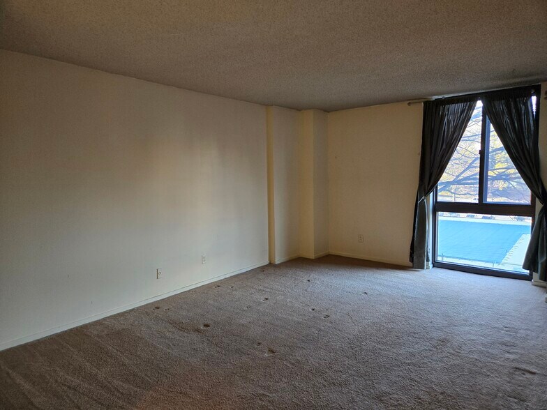 Building Photo - 2311 Pimmit Dr