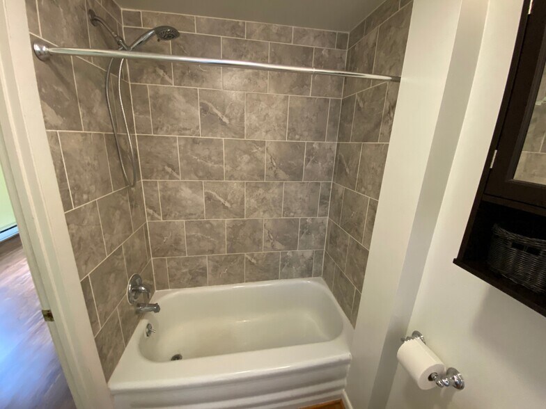 Upstairs Full Bath - 407 W High St
