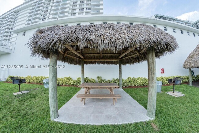 Building Photo - 5601 Collins Ave