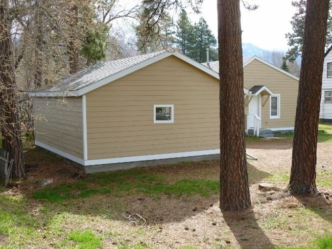 Building Photo - Cozy One Bed One Bath Close to Downtown CF...