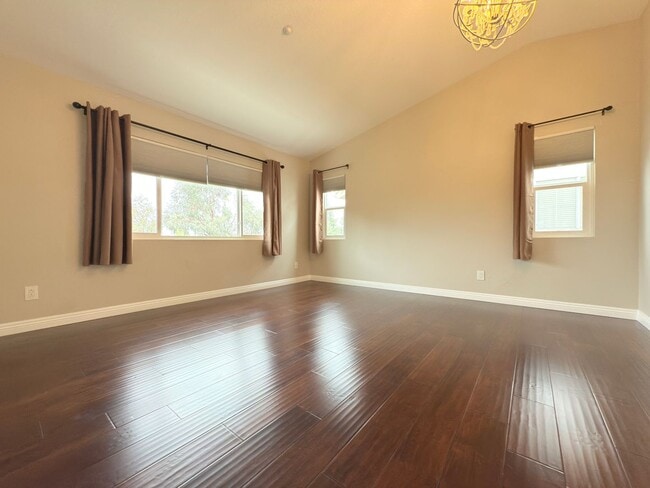 Building Photo - Spacious 4-Bedroom Home in Private Sylmar ...