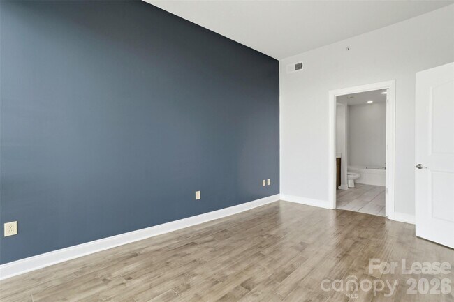 Building Photo - 701 Royal Ct