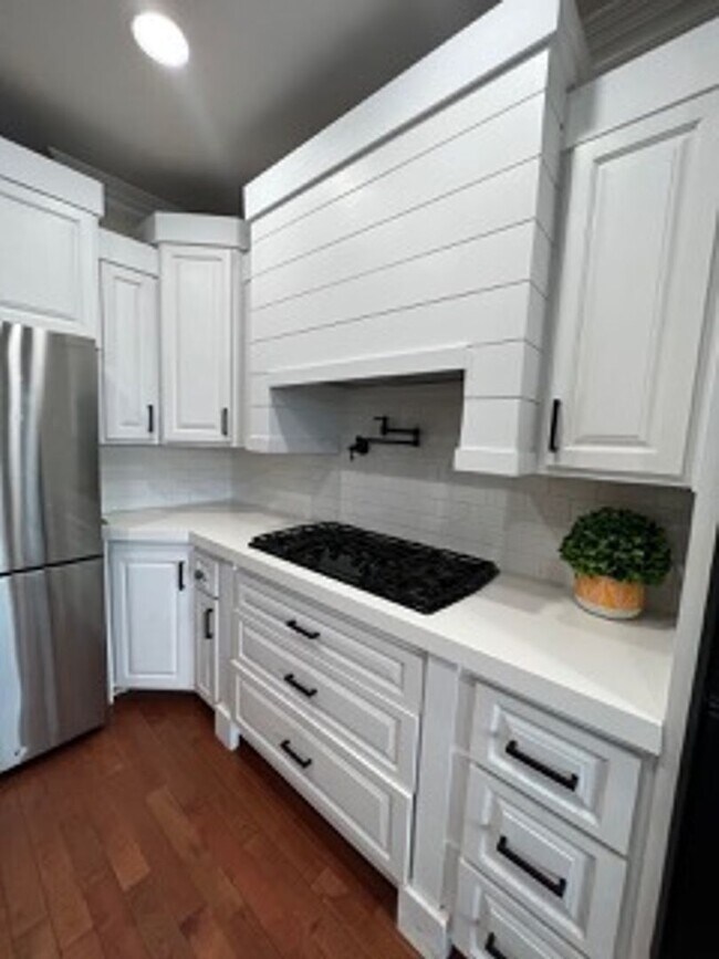Building Photo - Very Spacious 6 bedroom home with amazing ...