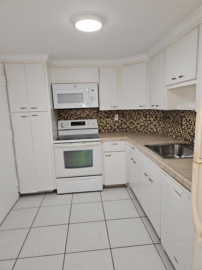 Building Photo - 500 Bayview Dr