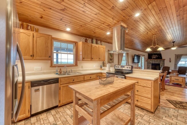 Building Photo - 586 Sun Valley Dr