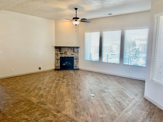 Building Photo - Lovely Home with RV parking in Sky Ridge