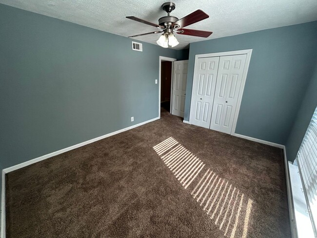 Building Photo - **MOVE IN SPECIAL** ! Beautiful 2 Bedroom ...