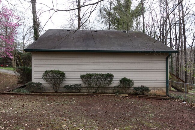 Building Photo - COMING SOON - Spacious 3 Bedroom, 2 Bathro...