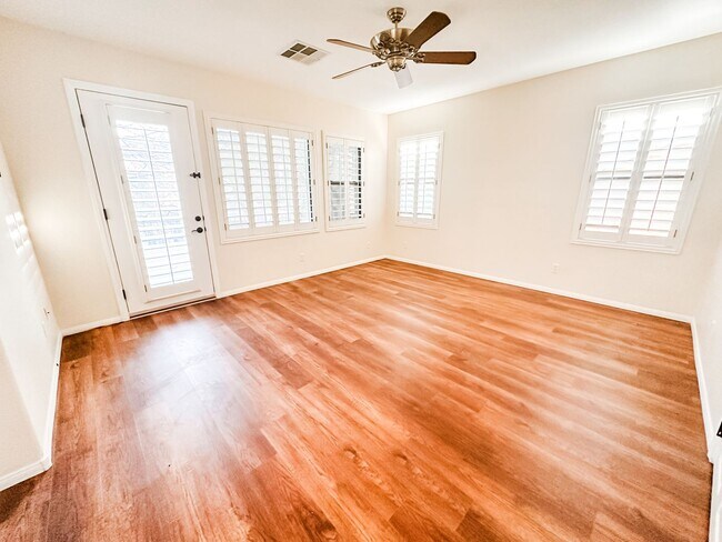 Building Photo - Beautiful 4 bedroom 3 bath plus loft home ...