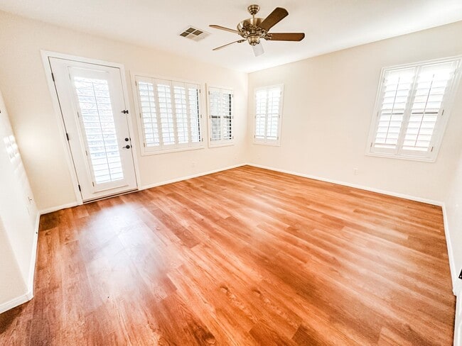 Building Photo - Beautiful 4 bedroom 3 bath plus loft home in the Vistas in Summerlin!