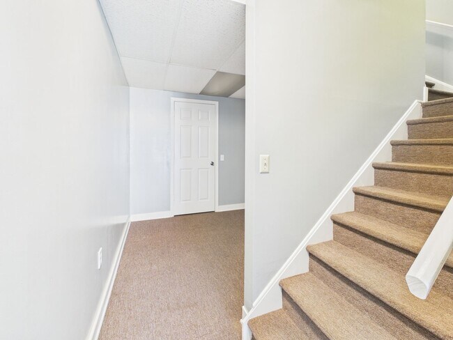 Building Photo - 6118 Walnut Landing Way