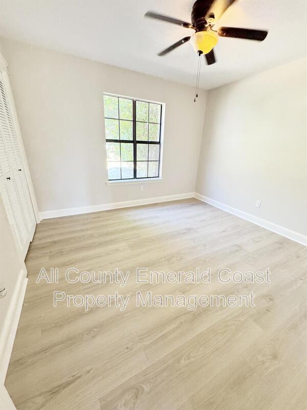 Building Photo - 710 Swan Ln