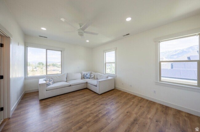 Building Photo - 868 Braddock Lane