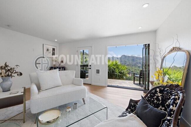 Building Photo - Modern View Condo Steps from Trails & Gold...