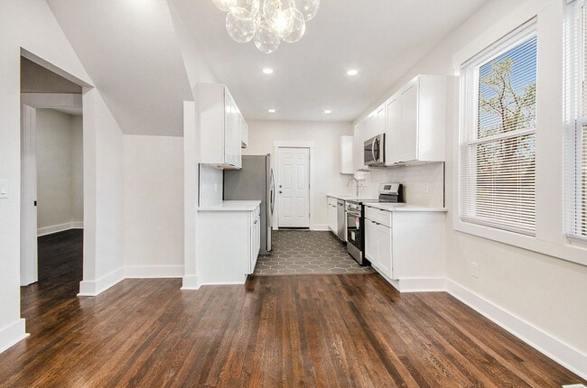 Building Photo - Lower Unit - Newly Constructed - 2 bed/2 b...