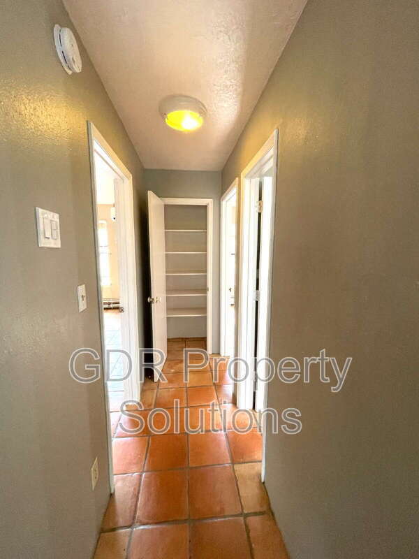Building Photo - 314 Amherst Dr SE