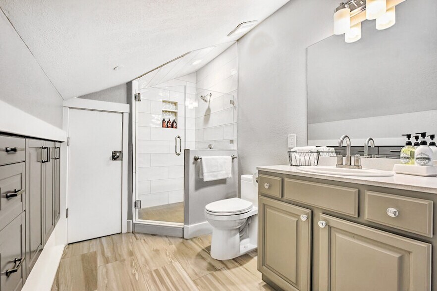 Building Photo - 1530 Empire Ave