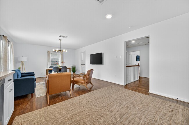 Building Photo - 2212 Rosewood St
