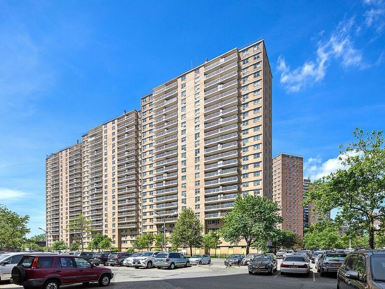 Building Photo - 2925 W 5th St