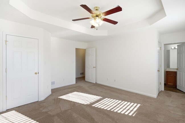 Building Photo - 2413 Northampton Dr