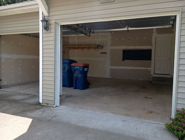 Building Photo - Spacious 3 Bedroom 2.5 Bathroom Home for Rent