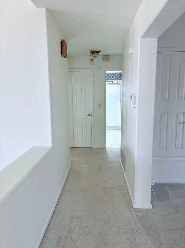 Building Photo - Spacious 2bd/2bath + Den home in gorgeous community (there's a lake!)