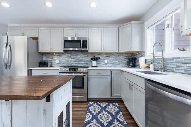 Building Photo - 290 Broken Lance Dr