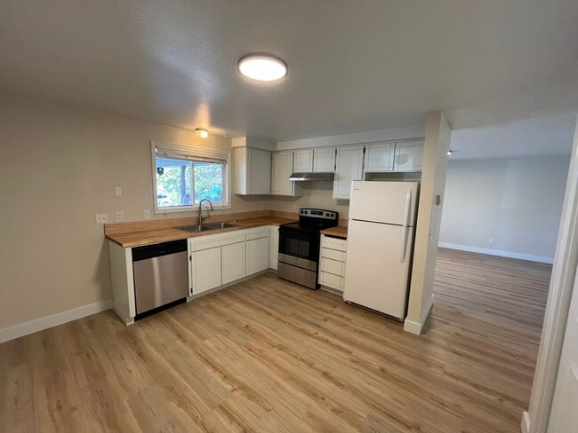 Building Photo - Single Level Duplex Just off Wilson