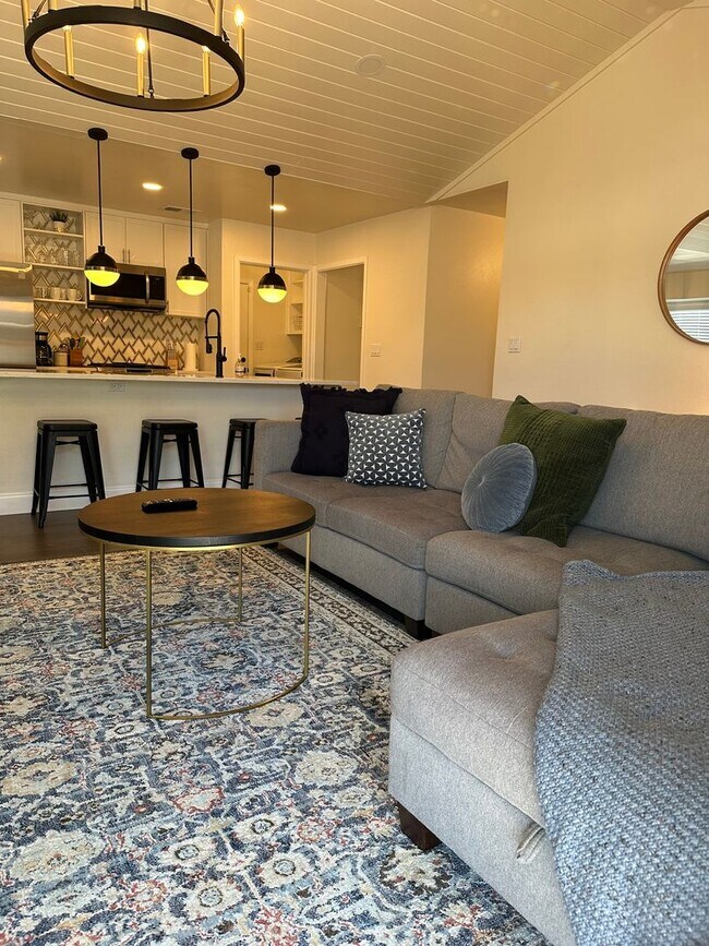 Building Photo - *** Near Domain * Stunning 4 Bedroom House * Fully Furnished * Designer Decorated * High End Luxu...