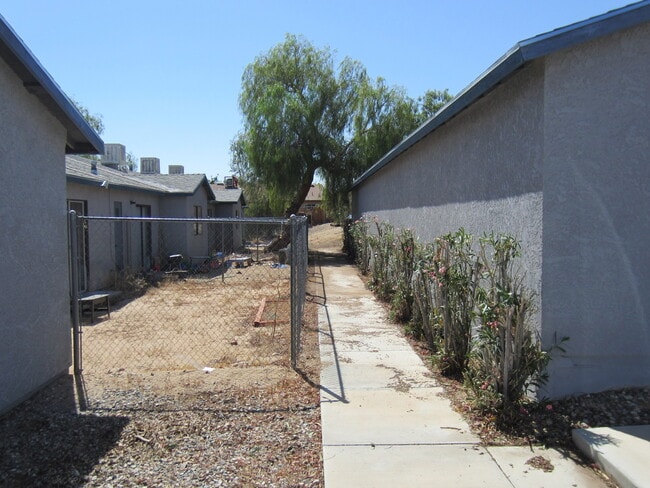 Building Photo - 2 Bedroom 1.5 Bath - Pool