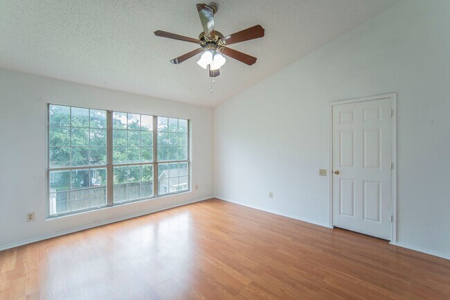 Building Photo - Spacious 4-Bedroom Home Across from the Pa...