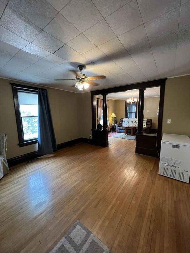 Building Photo - Fully furnished 3 bedroom 1 bathroom house!