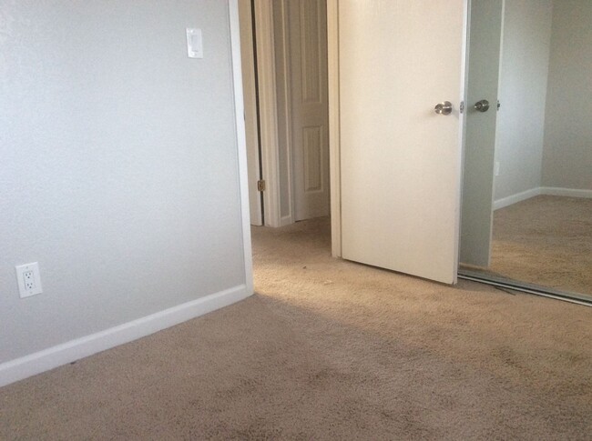 Building Photo - 2 BEDROOM, 1 BATHROOM TOWNHOUSE IN THE AVE...