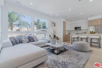 Building Photo - 1214 N Sycamore Ave