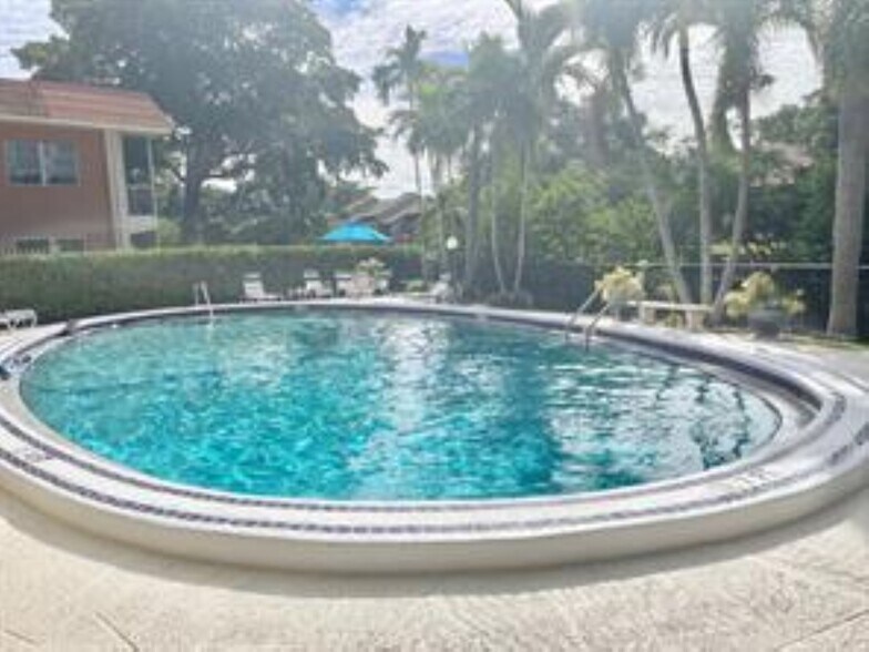 Building Photo - 140 NE 19th Ct