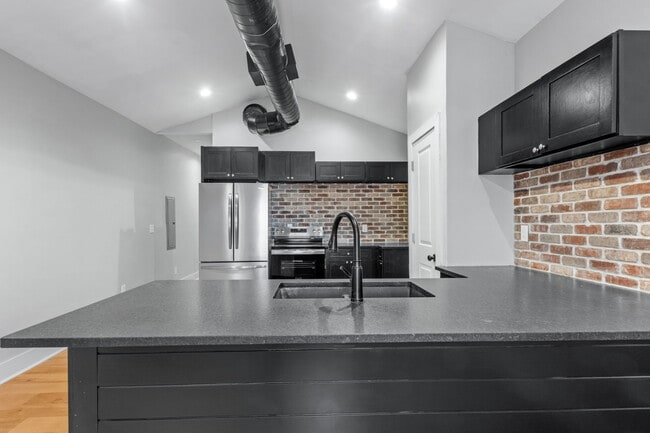 Building Photo - 944 Brent St