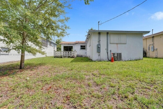 Building Photo - 3505 SW 12th Ct