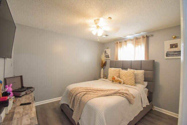 Building Photo - 3 Bedroom 2 Bathroom- Pets Considered