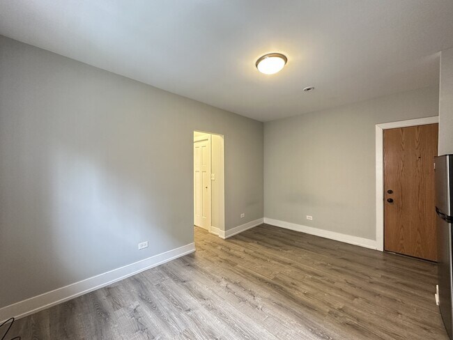 Building Photo - 434.5 W Belden Ave