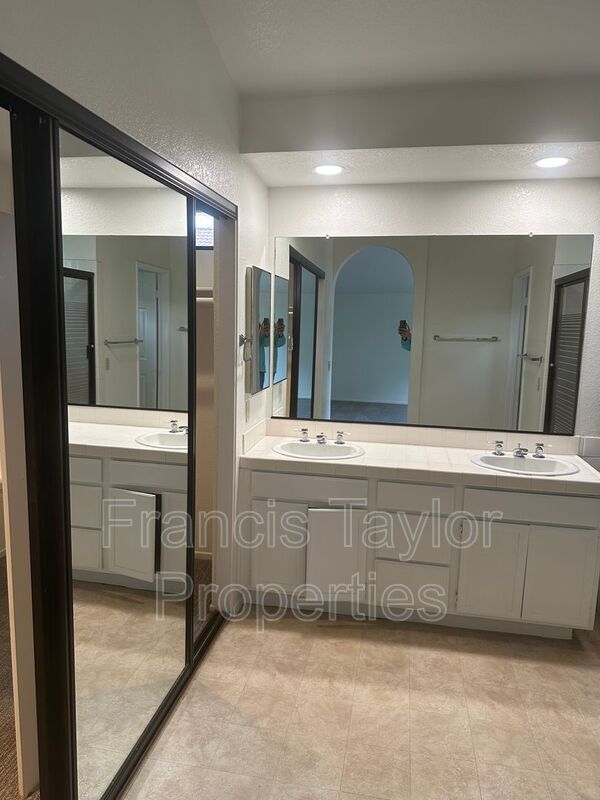 Building Photo - 954 Cornwell Ct
