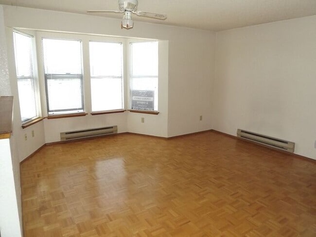 Building Photo - Nice 2 Bedroom Upper Unit In 4-PLex!
