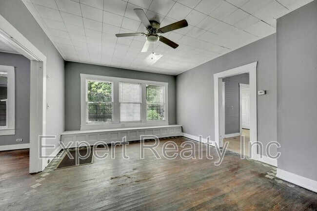 Building Photo - 608 5th Ave