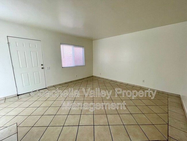 Building Photo - 585 E Cottonwood Rd