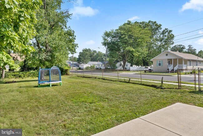 Building Photo - 325 W Evergreen Ave